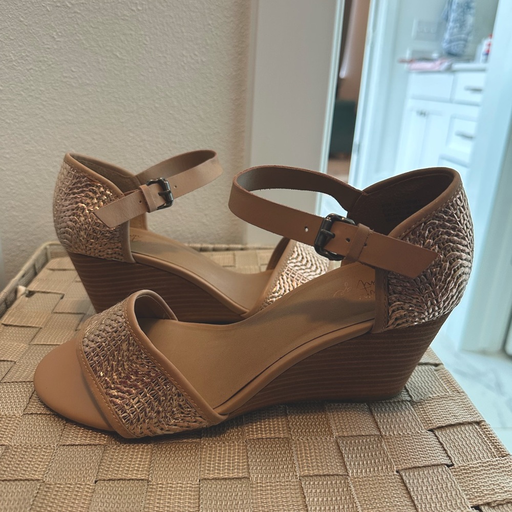 Crown Vintage Rose Gold Wedges